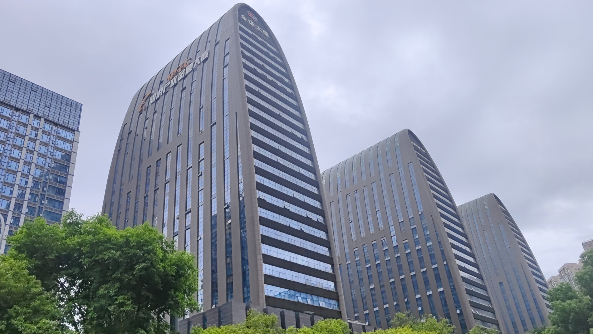 像不像满载人类的服务器，输出碳基token 