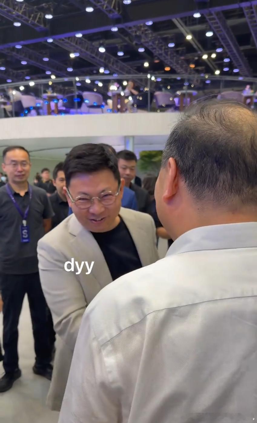 张雪声援余承东 惺惺相惜，路见不平，实诚人有些话就会不吐不快。今天看到有些人说，