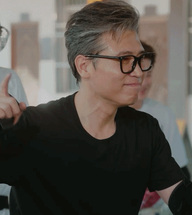 报告！李乃文已经被兔子舞彻底洗脑了！滑冰鞋上每一下抖动都自带节奏，仿佛脑子里自带