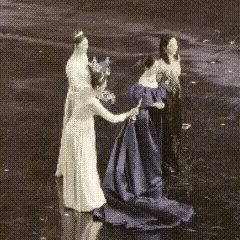 这个颁奖，是不是个草台班子，一看礼仪小姐的做法就知道了，杨幂和姚晨谁比较聪明？