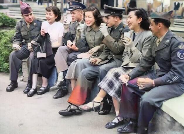 这些都是日本投降后，向驻日美军投怀送抱的日本女人。
二战结束后，美军进驻日本，因