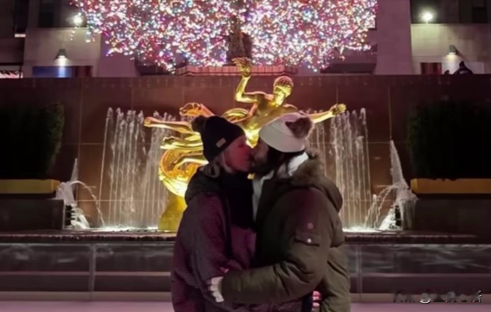 这就是爱情❤️
61岁基努里维斯撒糖！
我的眼里只有你～
牵手52岁女友滑冰太甜