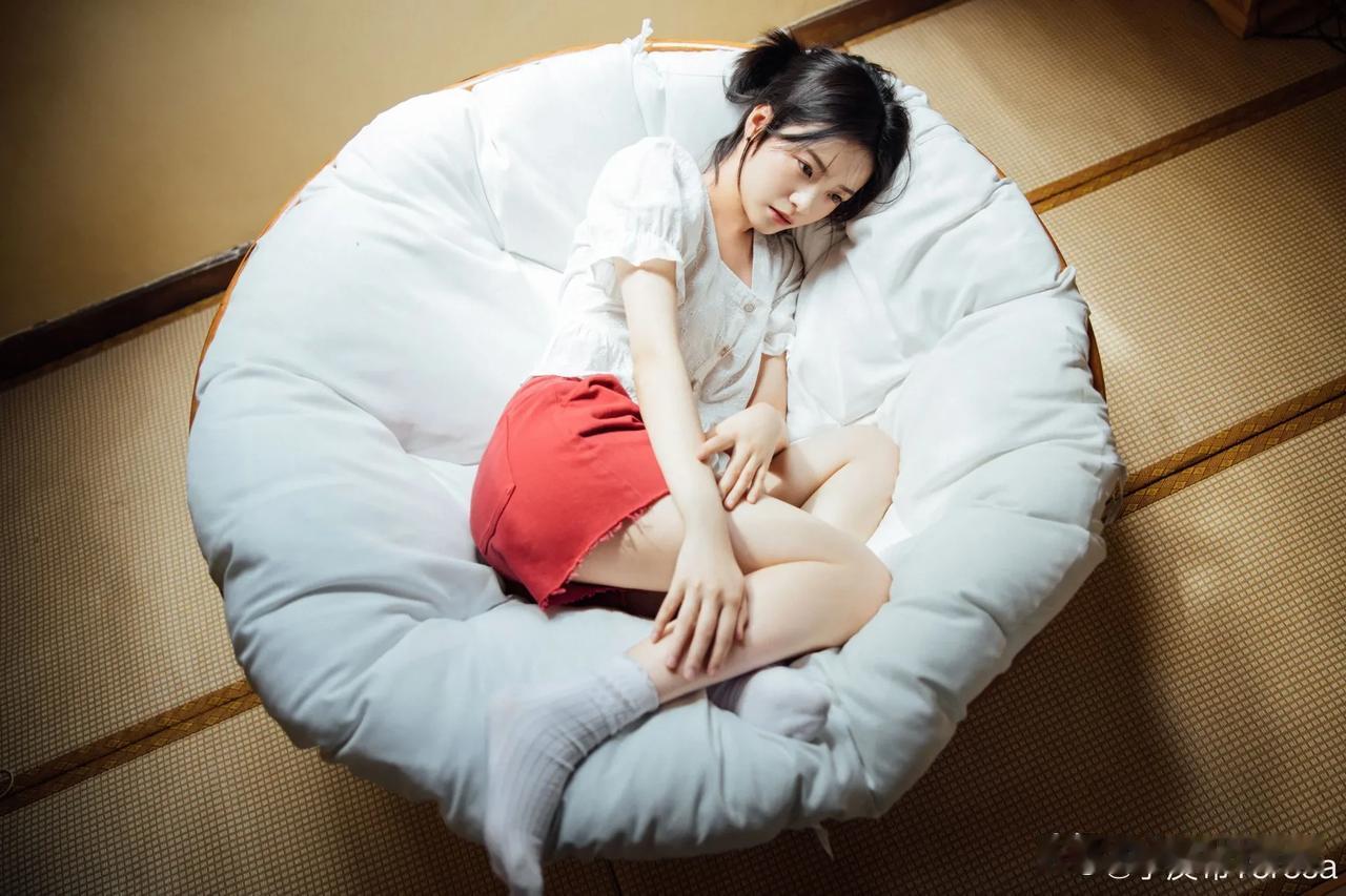 李庚希白袜子