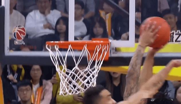 广东两人防守没防住，尼尔森穿过胡明轩和王少杰，隔扣奎因




北控新外援尼尔森