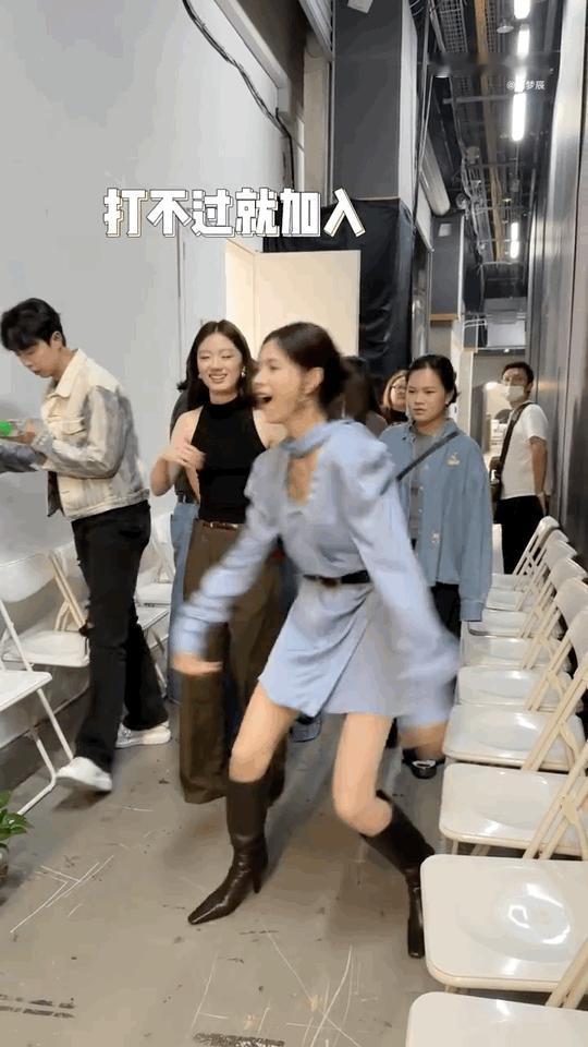 沈梦辰帮单依纯擦眼泪谁注意到沈梦辰帮单依纯擦眼泪时，动作轻轻的像怕弄疼她？舞台上