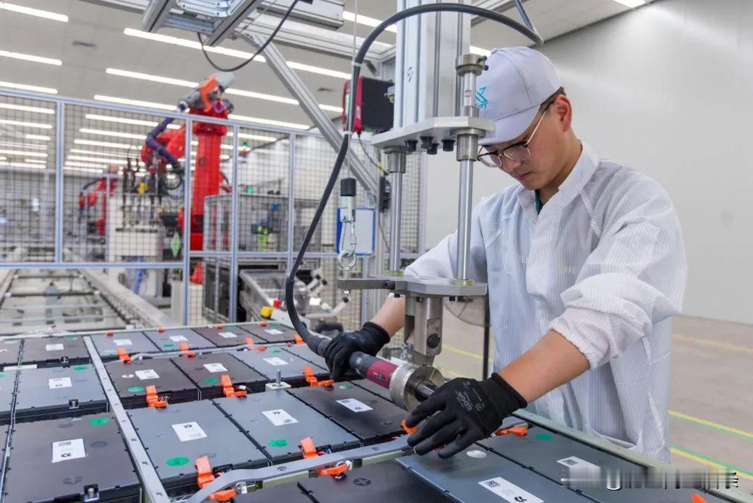 24年前十个月动力电池的市场份额被中日韩划分了，前十名的公司中国占6个，韩国三个