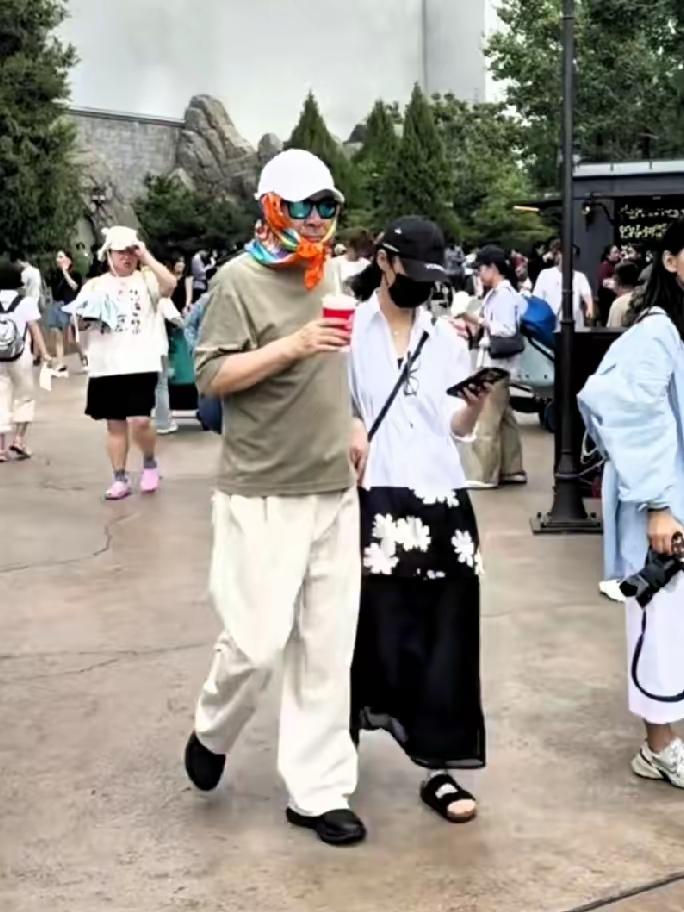 陈建斌头戴彩色丝巾，坐婴儿车太搞笑了，网友当场笑到肚子疼！
镜头下的陈建斌与蒋勤