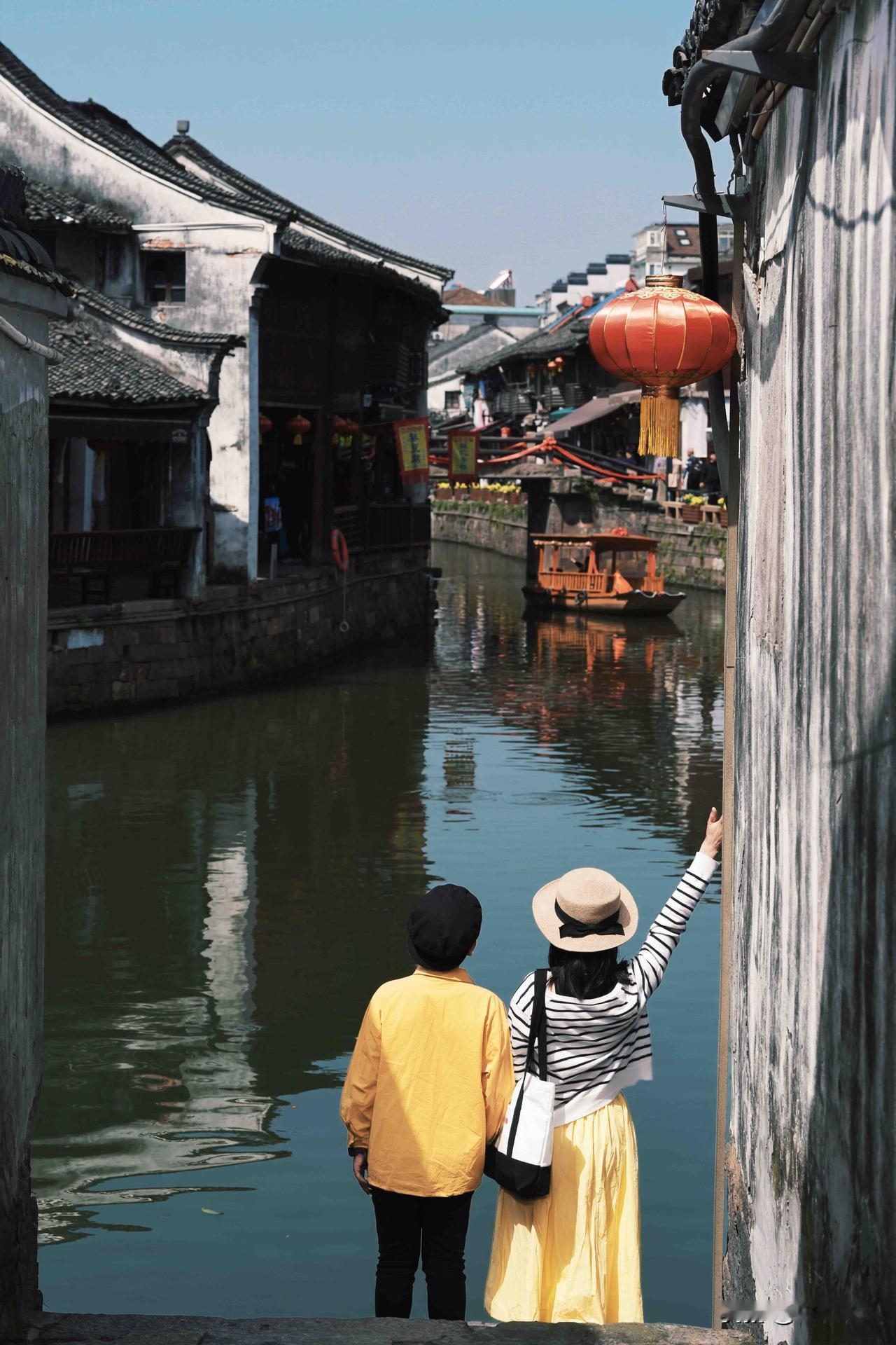 如果你喜欢江南古镇，又想避开人潮，
那一定要来这里！
位于浙北的新市古镇，简直是