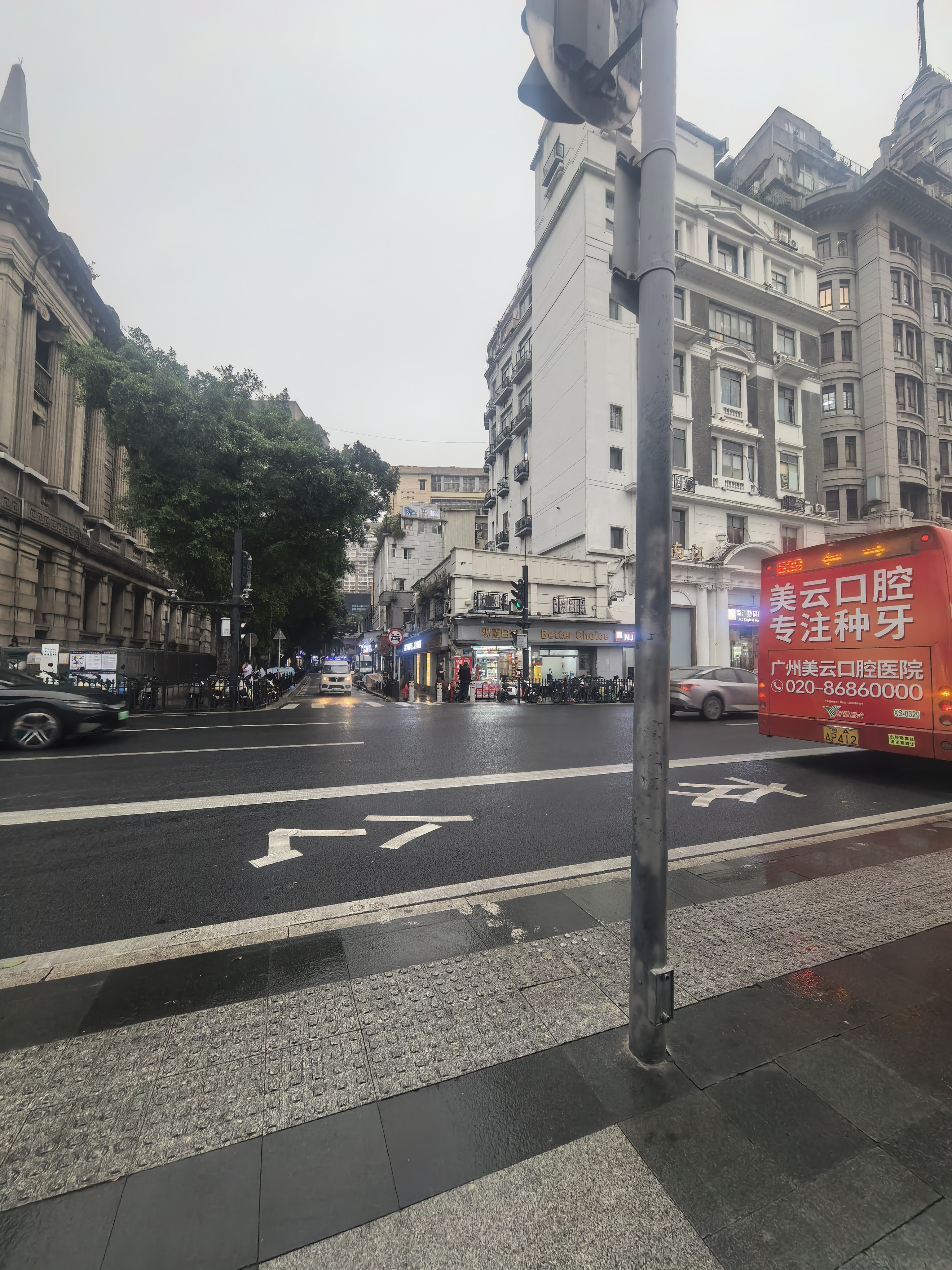 我妈说她视力现在下降了，我说对面那日杂店的名字能看清吗？我妈说能看清“观霞”。然