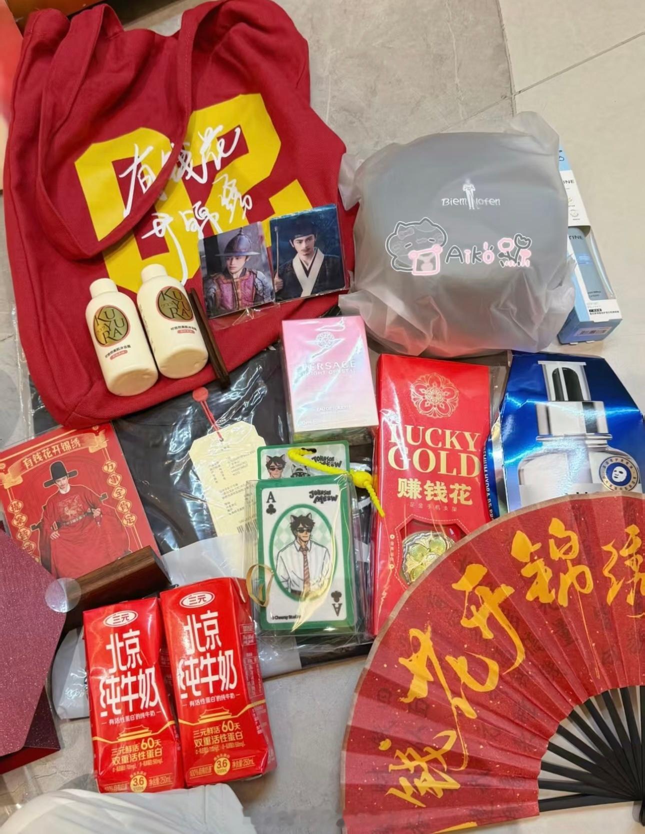 丁禹兮《花开锦绣》追剧团送的伴手礼范思哲香水送的是正装，礼物都好丰富，小丁每一次