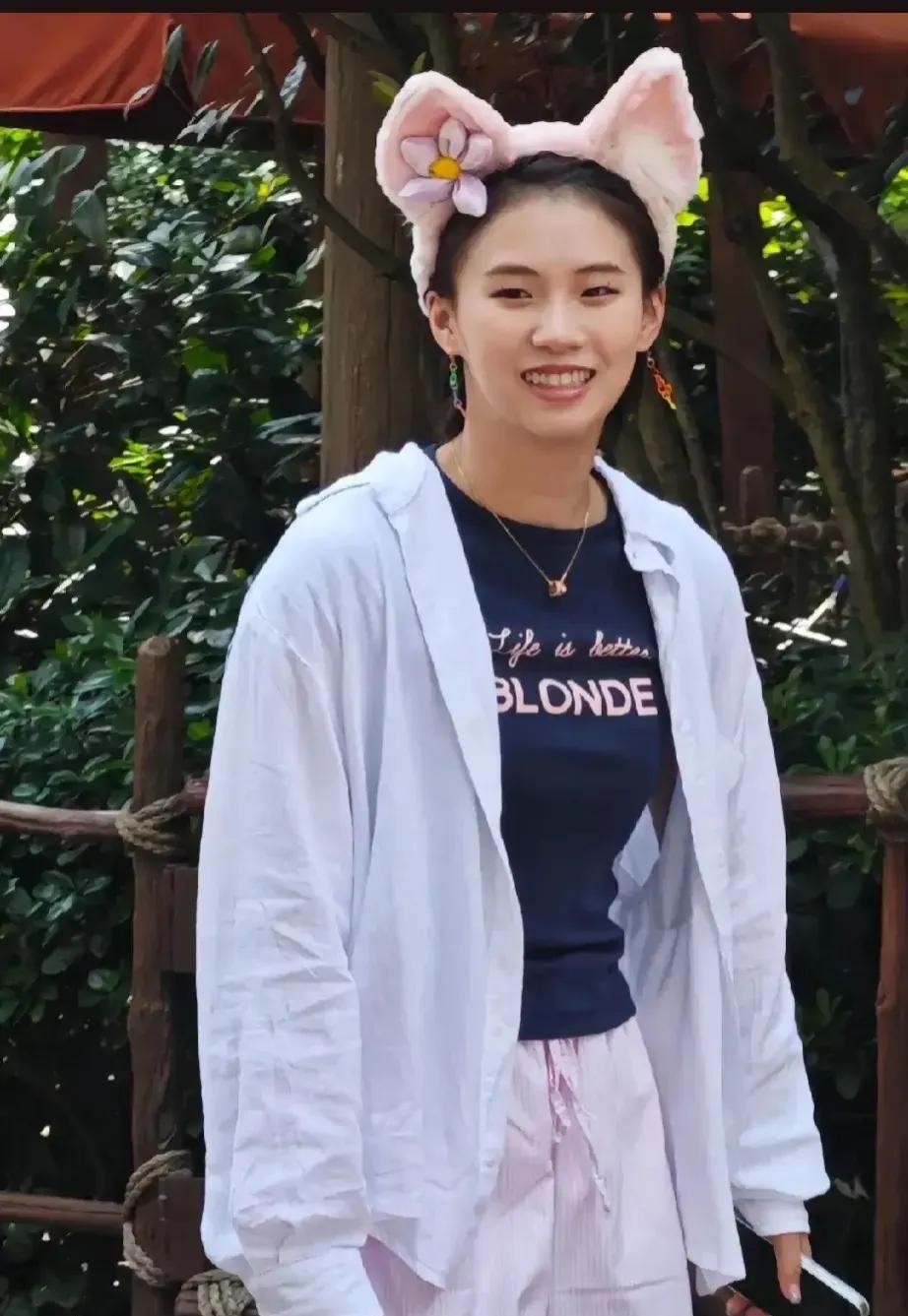 大家都在说陈芋汐在上海迪士尼乐园玩得那叫一个开心，雪糕一舔，下一站一冲，美照一拍