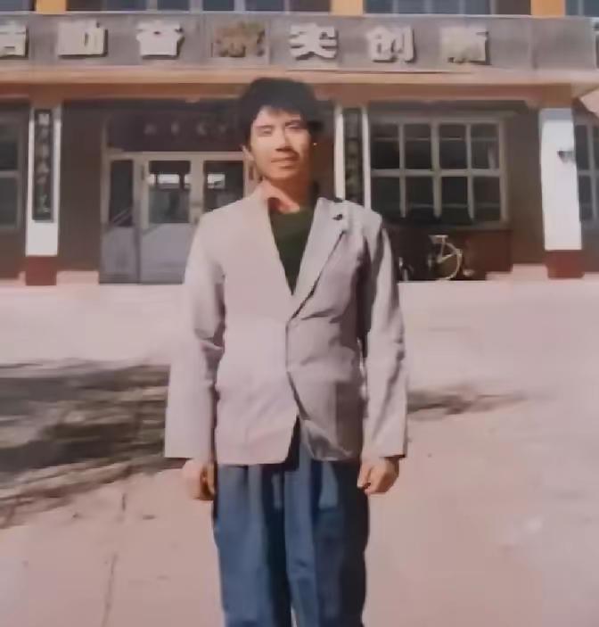 1979年，内蒙古一对夫妻生下儿子不想要，连夜送给村里刚丧子的贫农:“这孩子你要