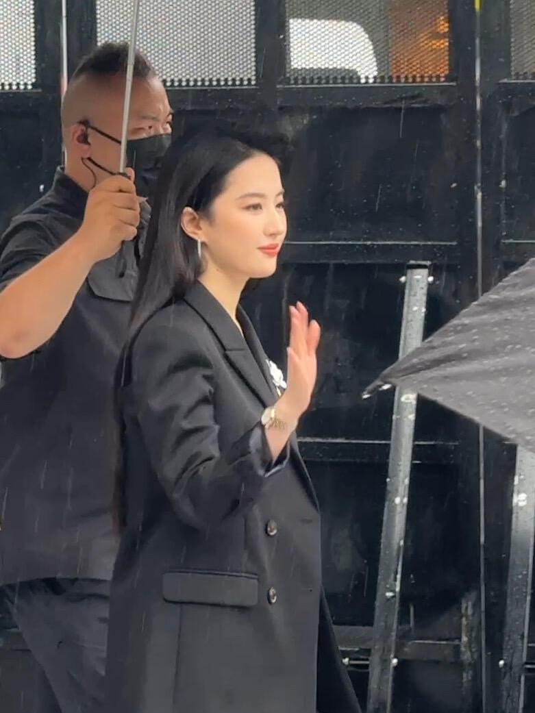 刘亦菲来了，对大家笑，还打招呼了，真的好让人心动，80后小花魅力十足！
神仙姐姐