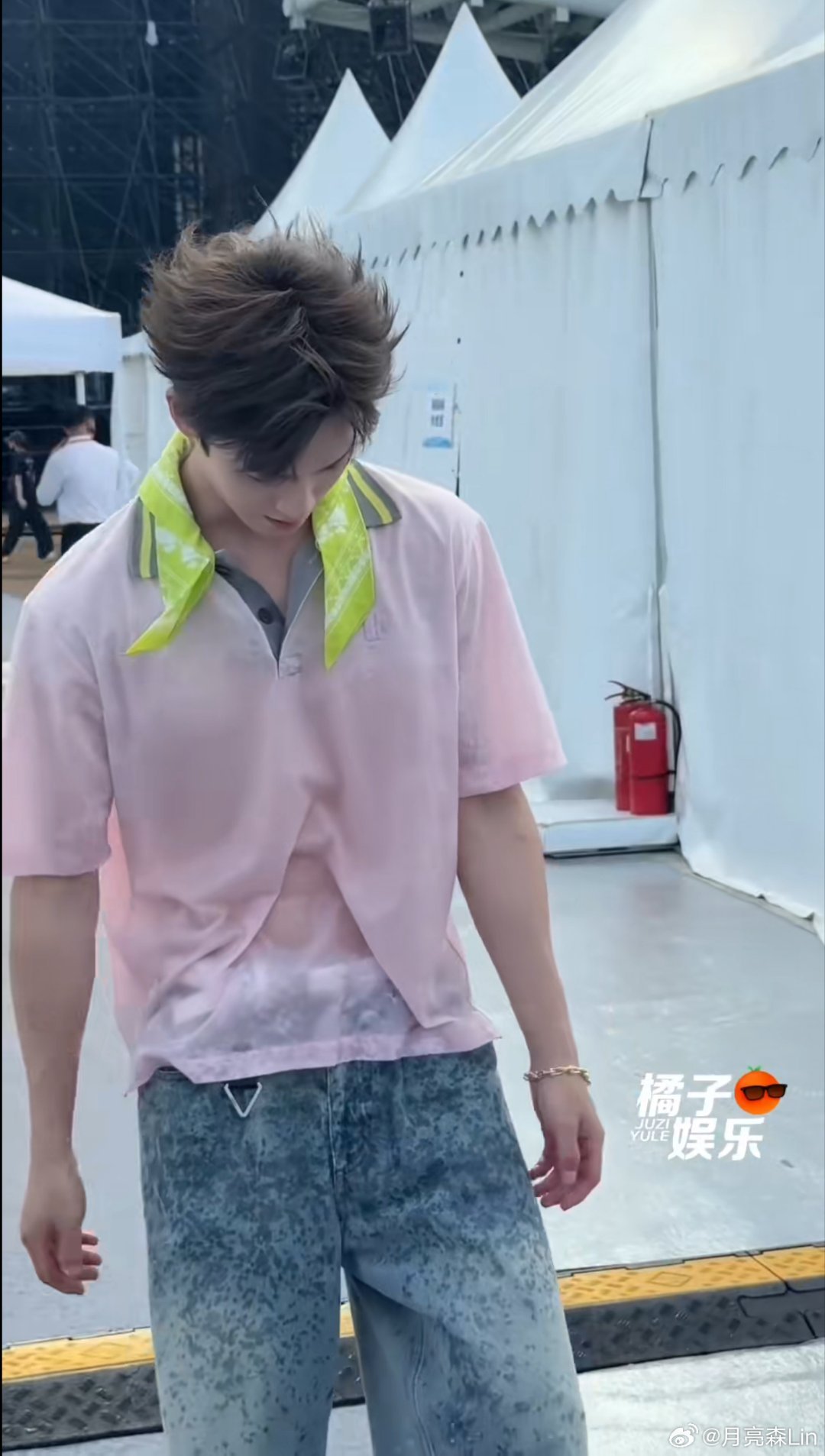 李昀锐玩水枪露腹肌此人深谙如何引诱！！！ 