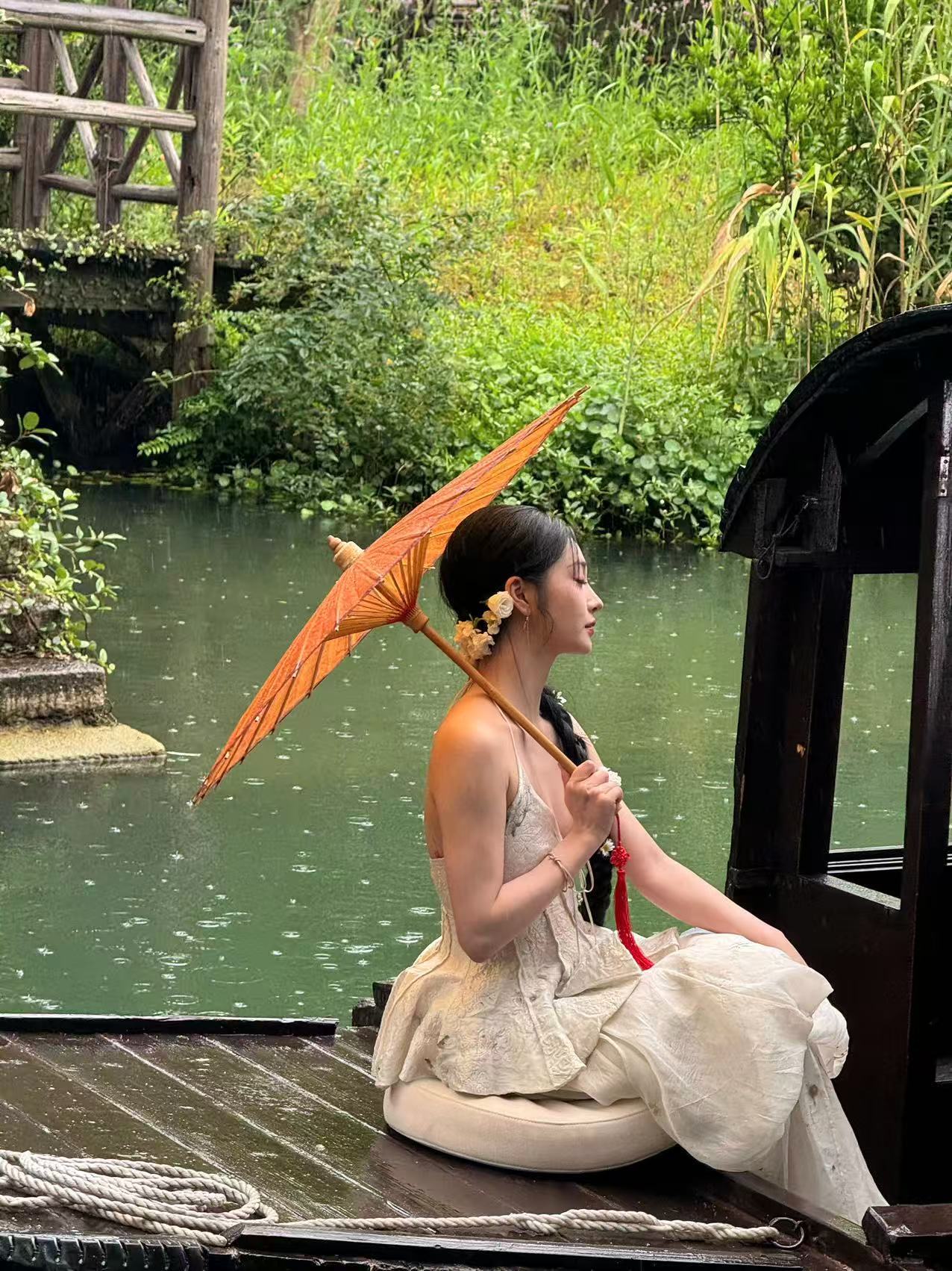 周洁琼江南美人具像化了烟雨、乌篷、簪花美人三者相融，周洁琼柔和骨相衬中式妆造，没