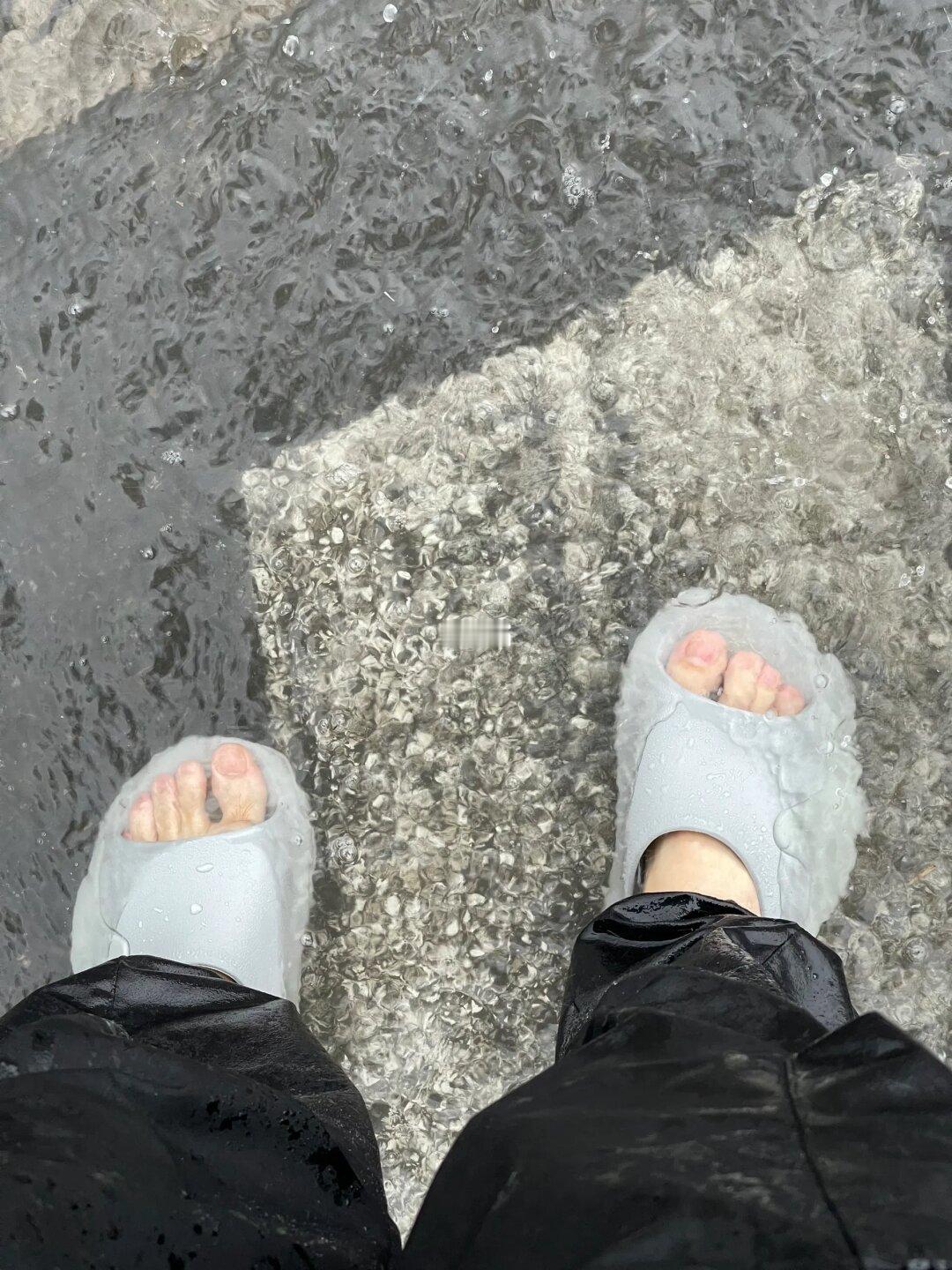 像小时候一样踩水
