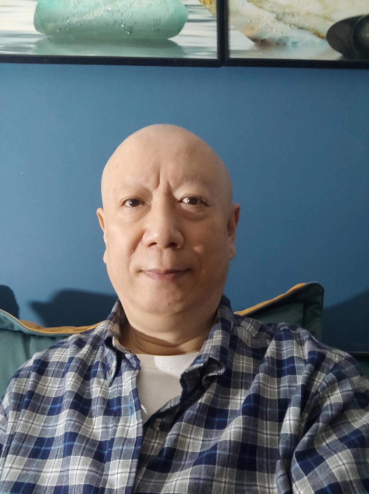根据传统面相学，可以尝试对照片中人物的面部特征进行分析，但需要注意的是，这些分析