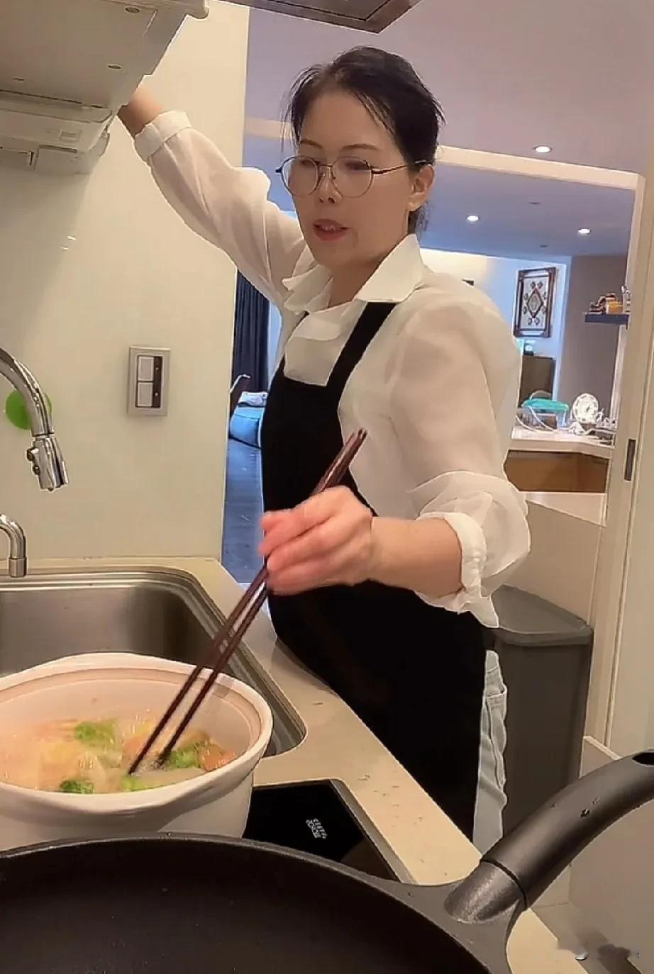 汪小菲和小梅孩子们都去玩了，小杨阿姨做饭就省事了，这不拉面又做起来了，她就爱吃面