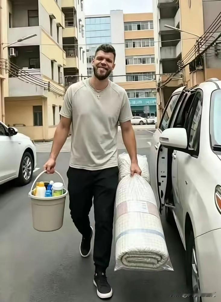 拉科塞维奇这个广东宏远新来的大外援被广东队俱乐部的宿舍惊呆了，这哪像是一个篮球俱