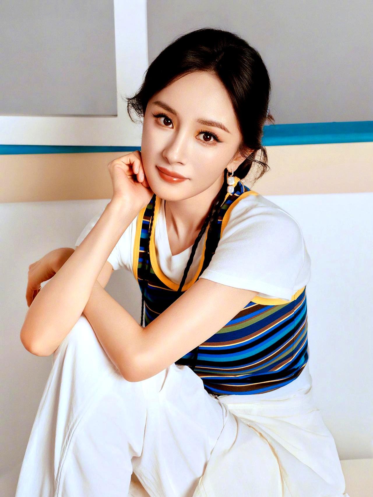 杨幂这组窗边写真真的绝了，这状态谁敢信她还在剧组连轴转？
 

4月18日傍晚，