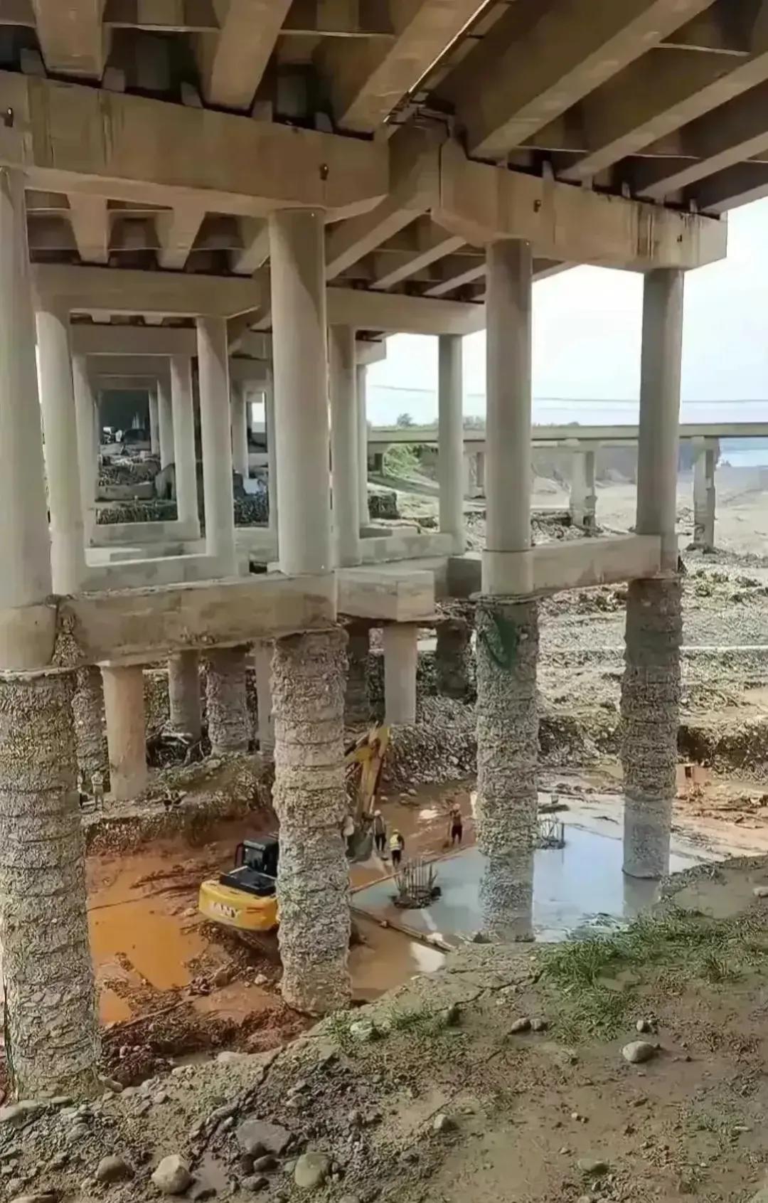 上联：危桥固墩路人安；
下联：？？？