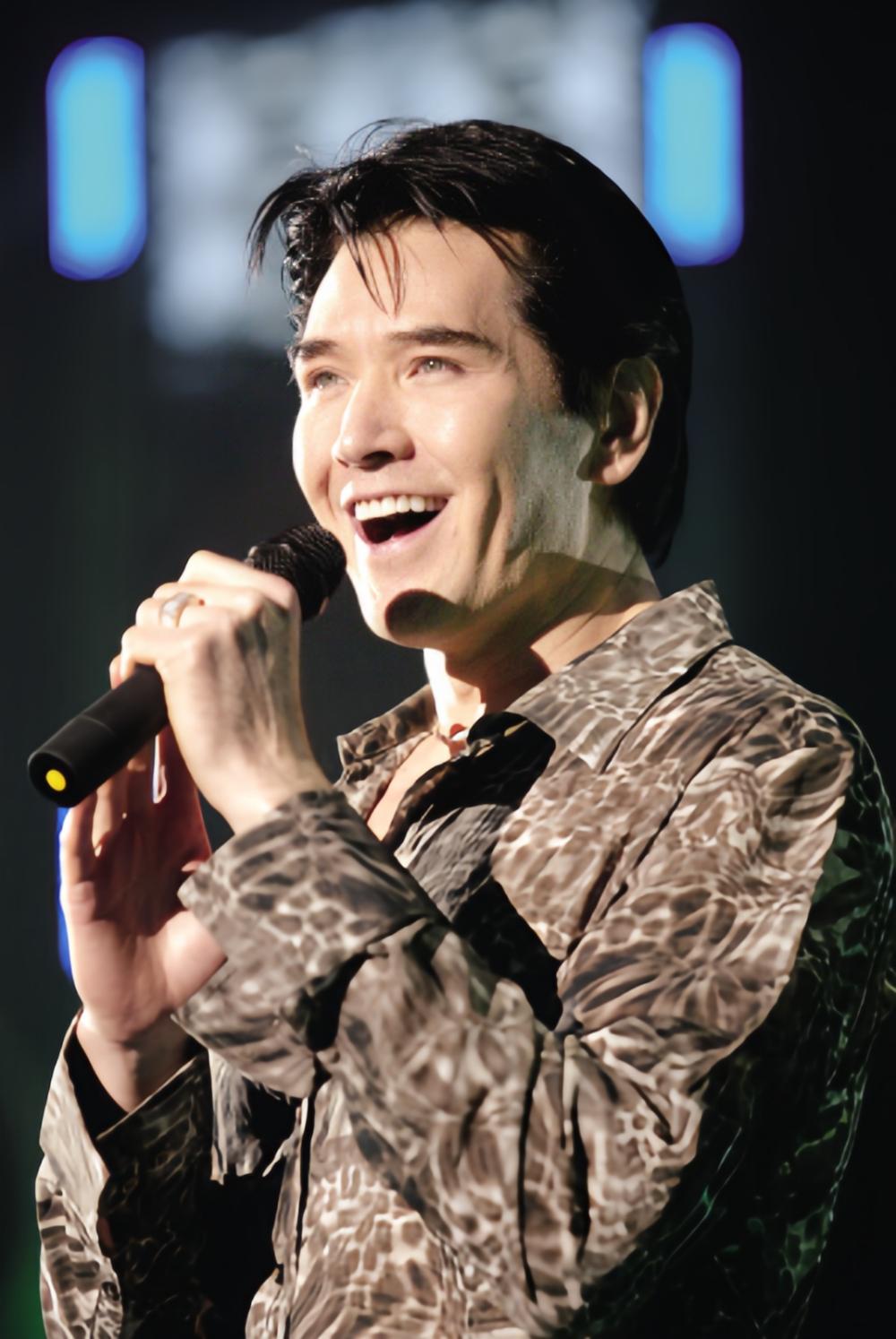 费翔当年火到什么地步呢?
记得当年，满大街都播放费翔的歌曲，《冬天里的一把火》、