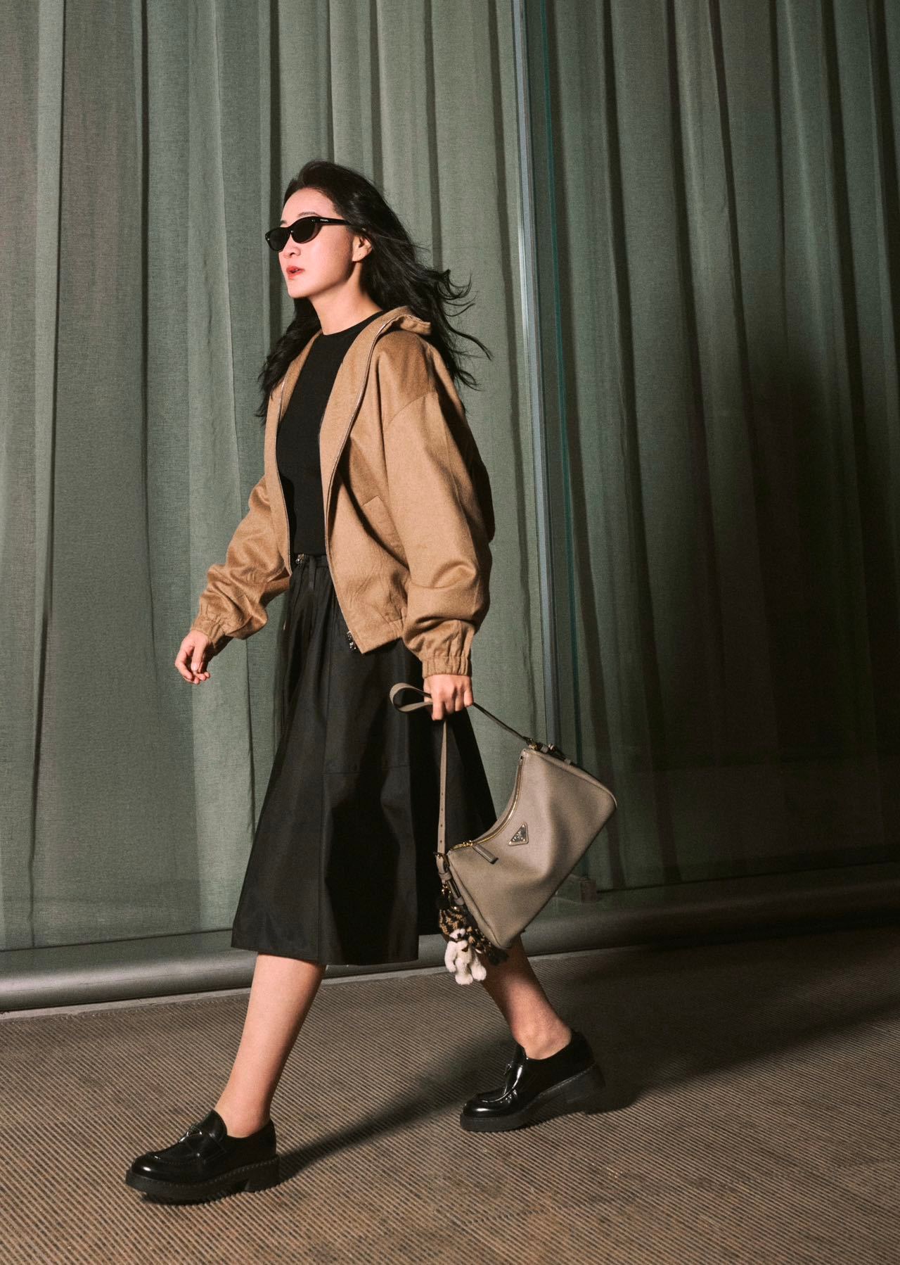 贾玲出发米兰看秀 贾玲出发米兰路透真的太美了💧一身简约深色穿搭，步履带风出现在