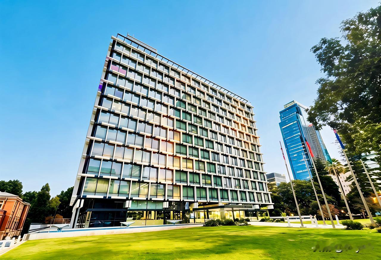 西澳大利亚州位于澳大利亚大陆西部，濒临印度洋，陆地面积约为252万平方公里‌，占