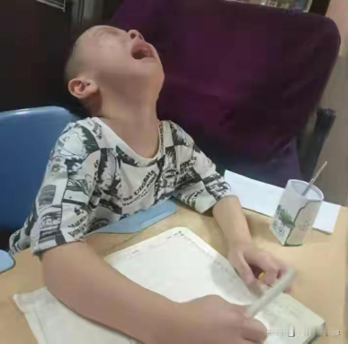 [赞]现在的数学思维题真是让家长没了一点脾气。
6加2不是8难道是7？
李女士拿