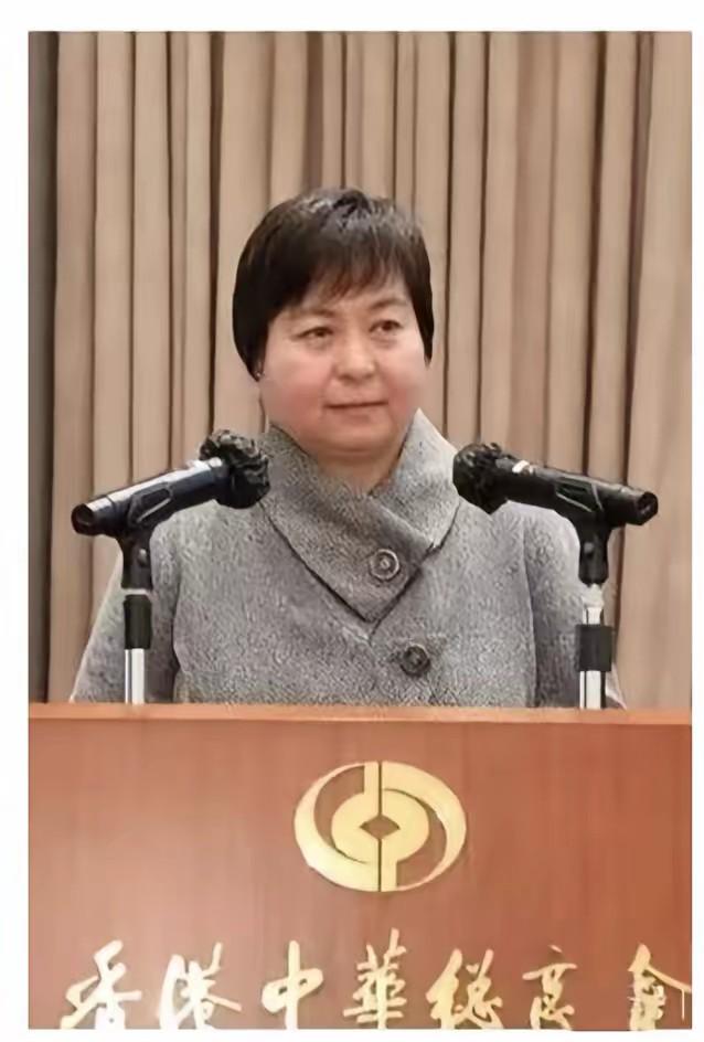 前几年在澳门出差见过何超蕸一面，接触下来感觉何超蕸特别友善没有架子，对待商业合作