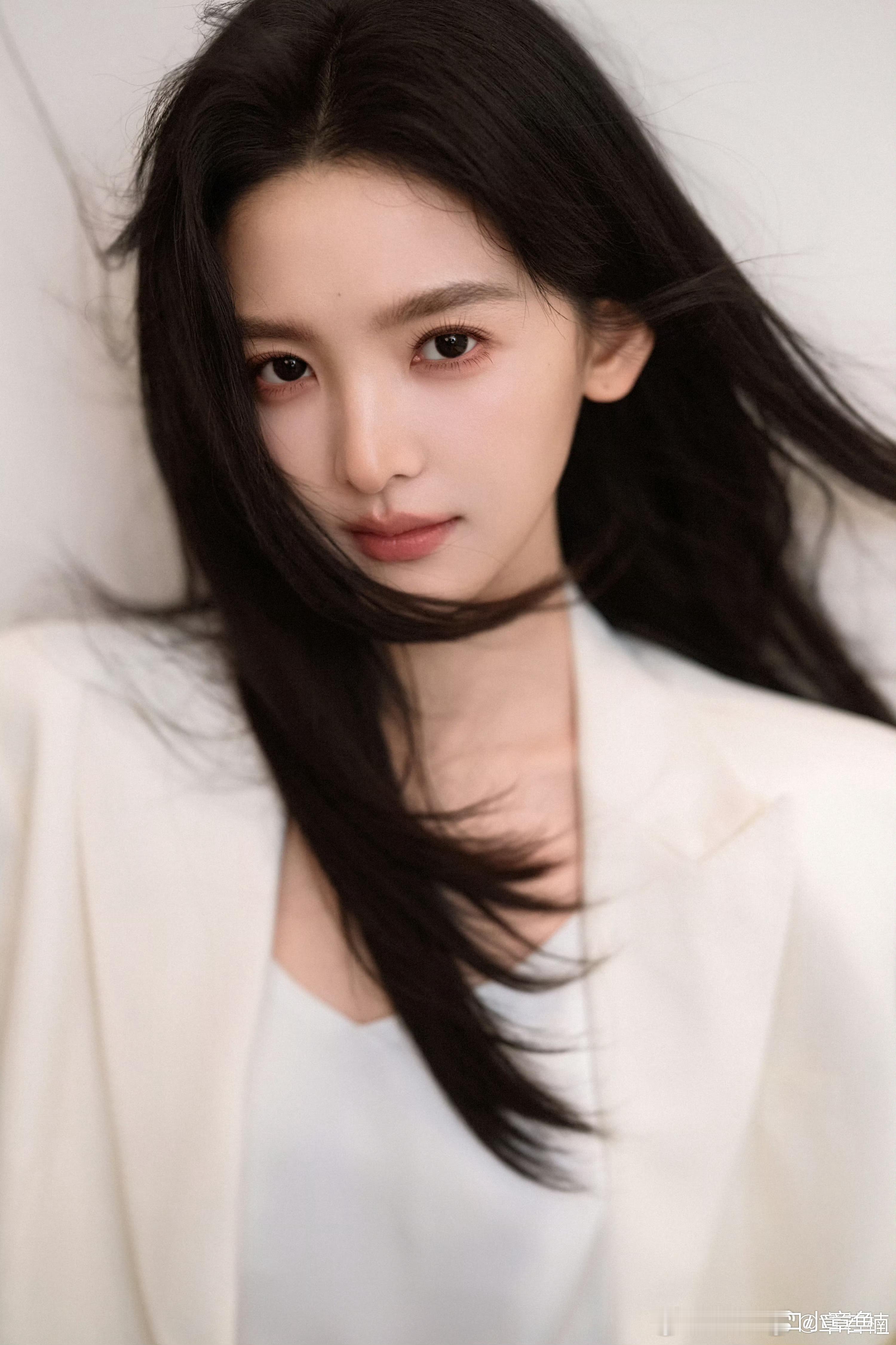 章若楠[超话]  zrn章若楠想把你和时间藏起来 “光终究会撒在你的身上 你也会