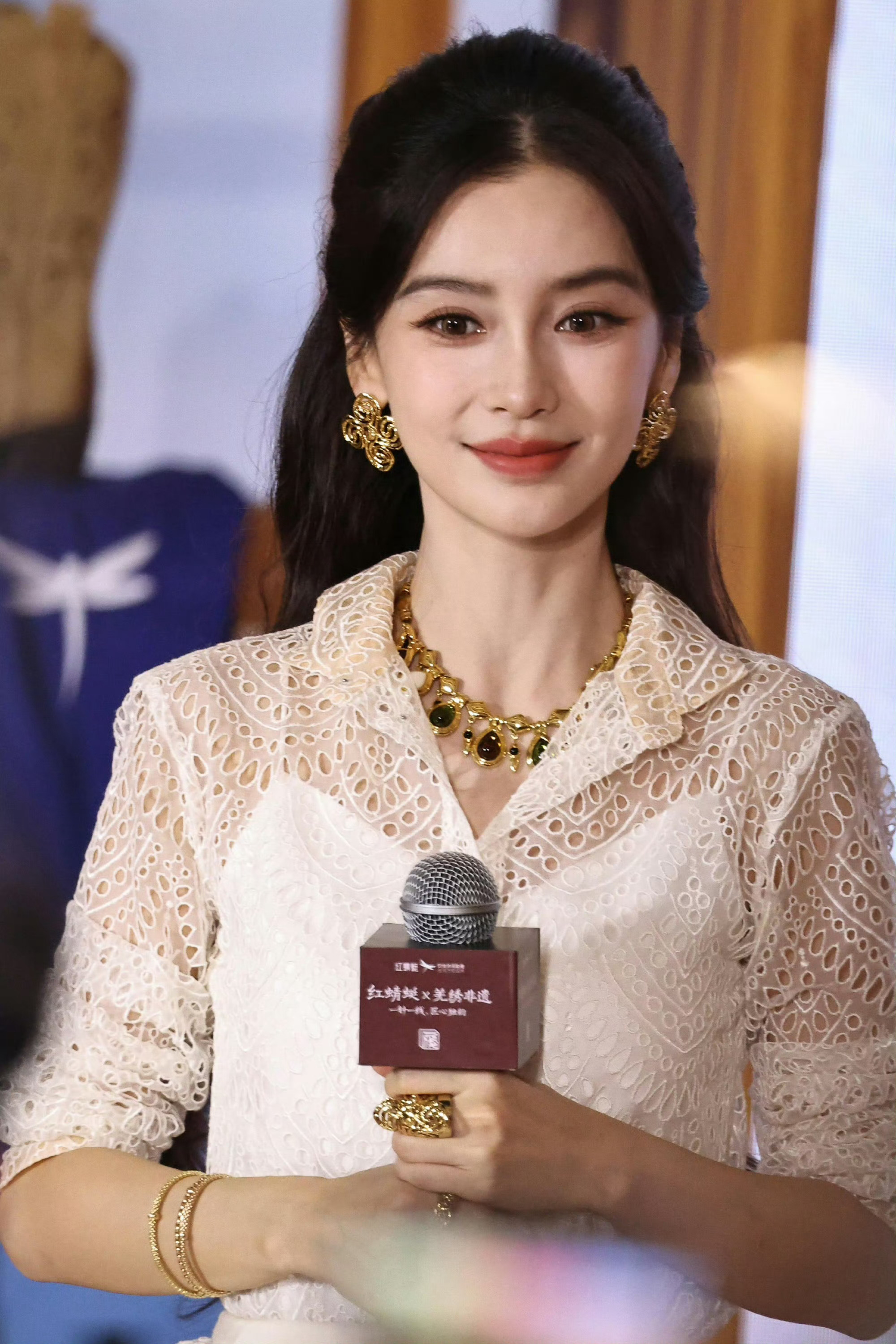 Angelababy蕾丝公主衣服一般，但胜在脸太美了
