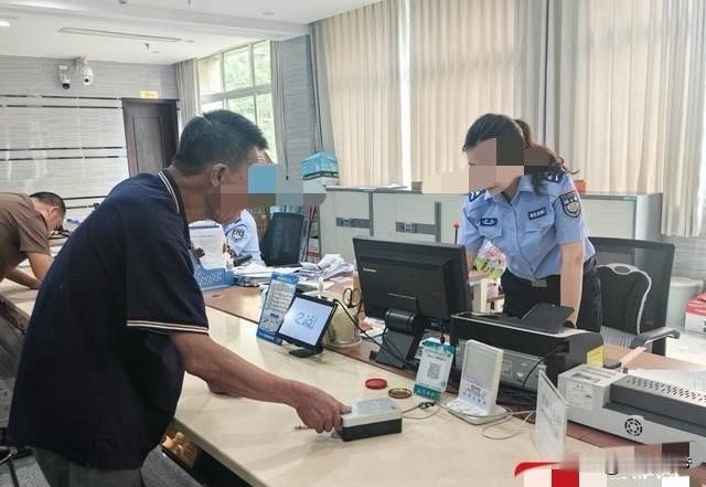 一句随口托付，他守了老宅25年。

最近刷到这桩事我翻来覆去看了好几遍，哪里是普