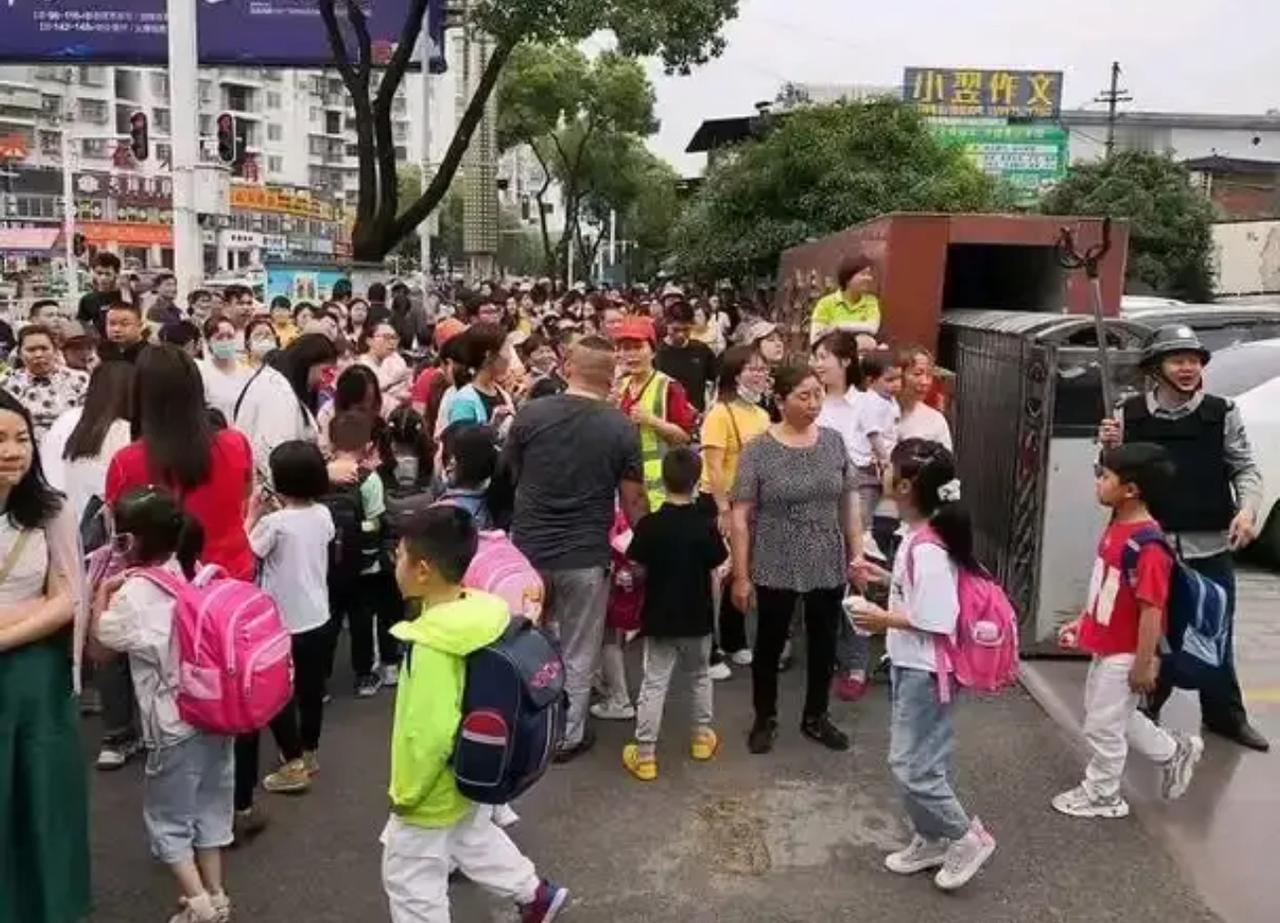 记得十年前，每到开学季的清晨，为了护送两个外孙子上学，我总要比平时早起一小时。