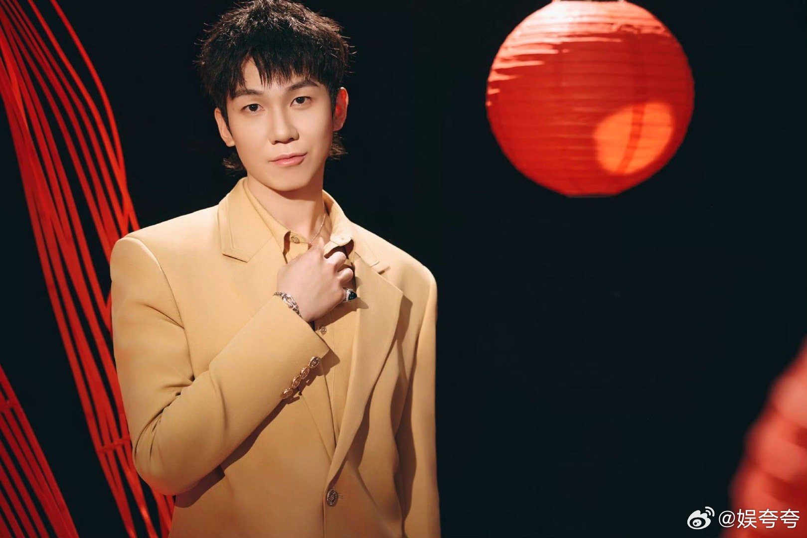 白举纲怎么变嫩了 央视元宵晚会上白举纲太惊喜了！唱《我们很爱》，发型穿搭都透着嫩