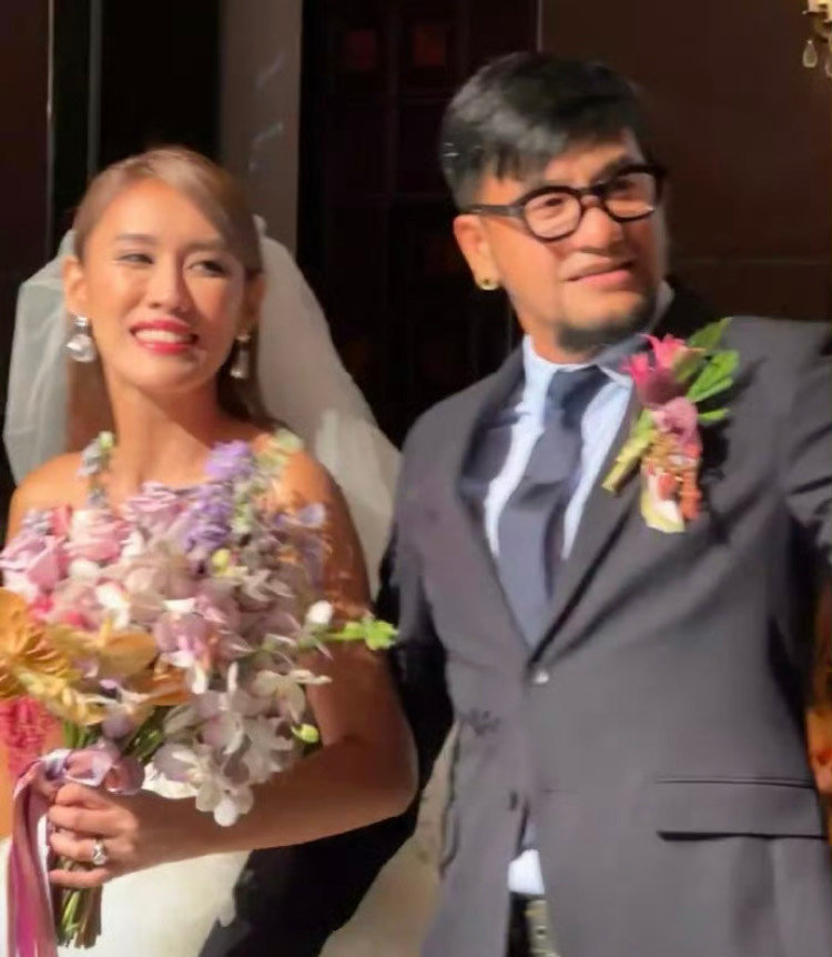 #张震岳结婚了##张震岳49岁婚礼#  那就恭喜阿岳了 ​​​