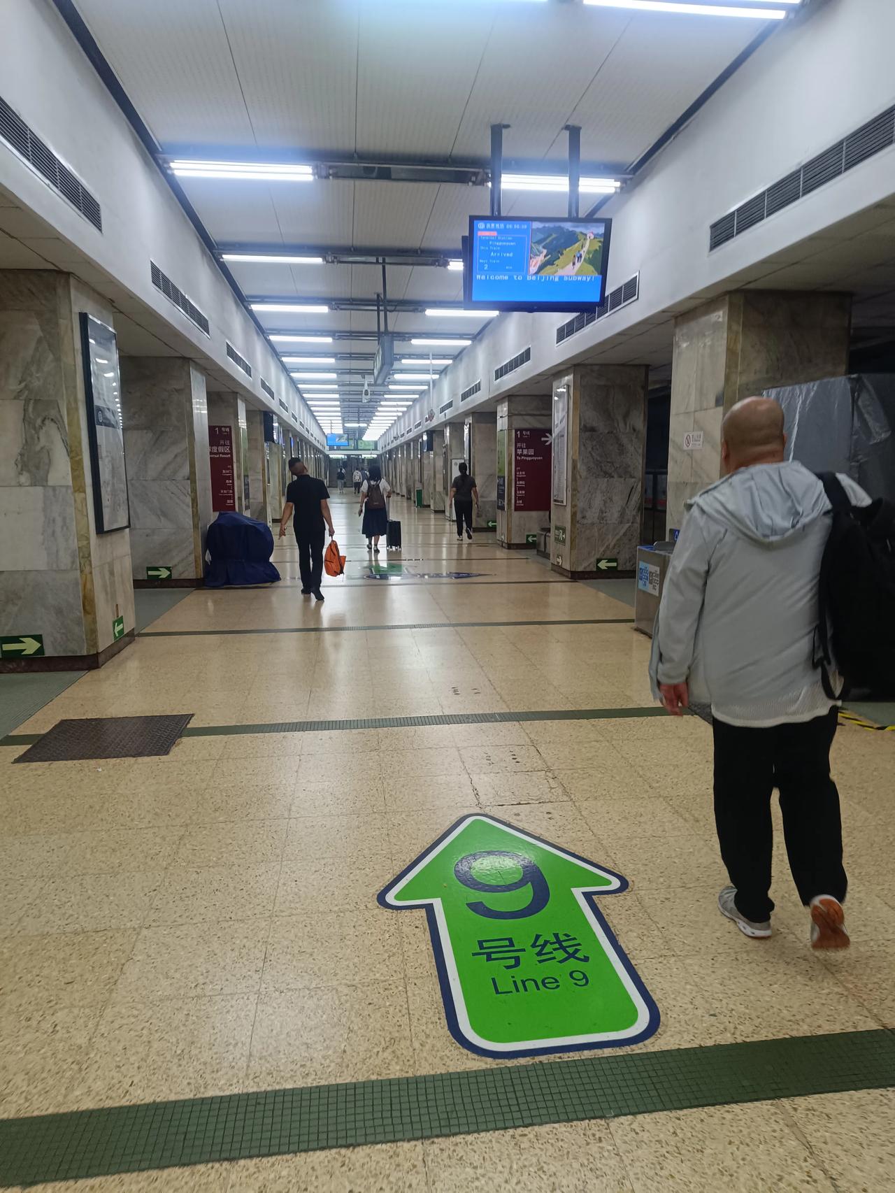 大北京六点多的地铁上已经是非常非常多的人了啊，真的是为了生活每个人都在努力的拼搏