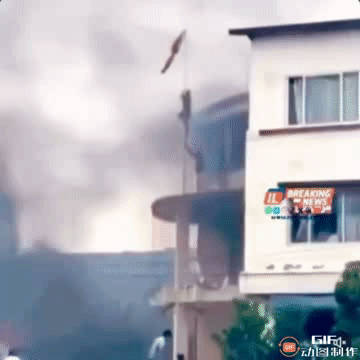 突发消息：伊朗勇敢的爱国抗议者占领了伊朗伊斯兰革命卫队总部，并降下了共和国国旗 