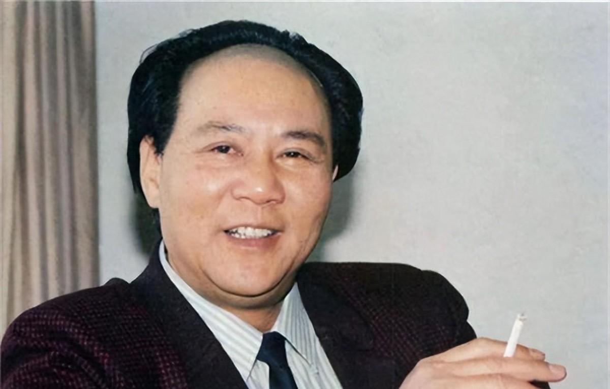 1993年台湾记者问古月是否会去台湾，他坦率回应后现场观众纷纷鼓掌，这一瞬间令人