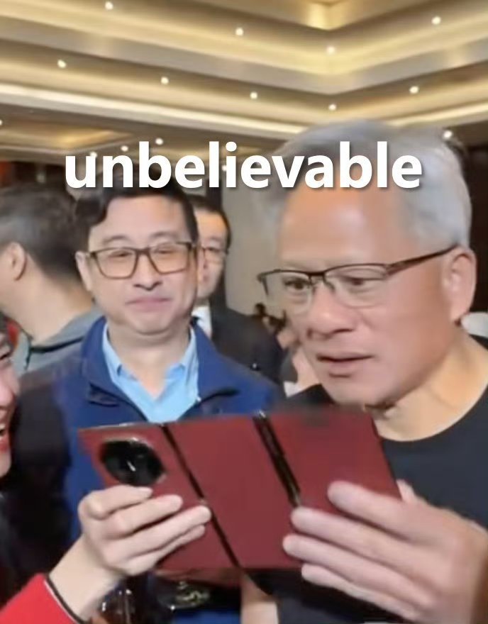 老黄也是摸上华为Mate XT三折叠手机了，还直呼“Unbelievable”！