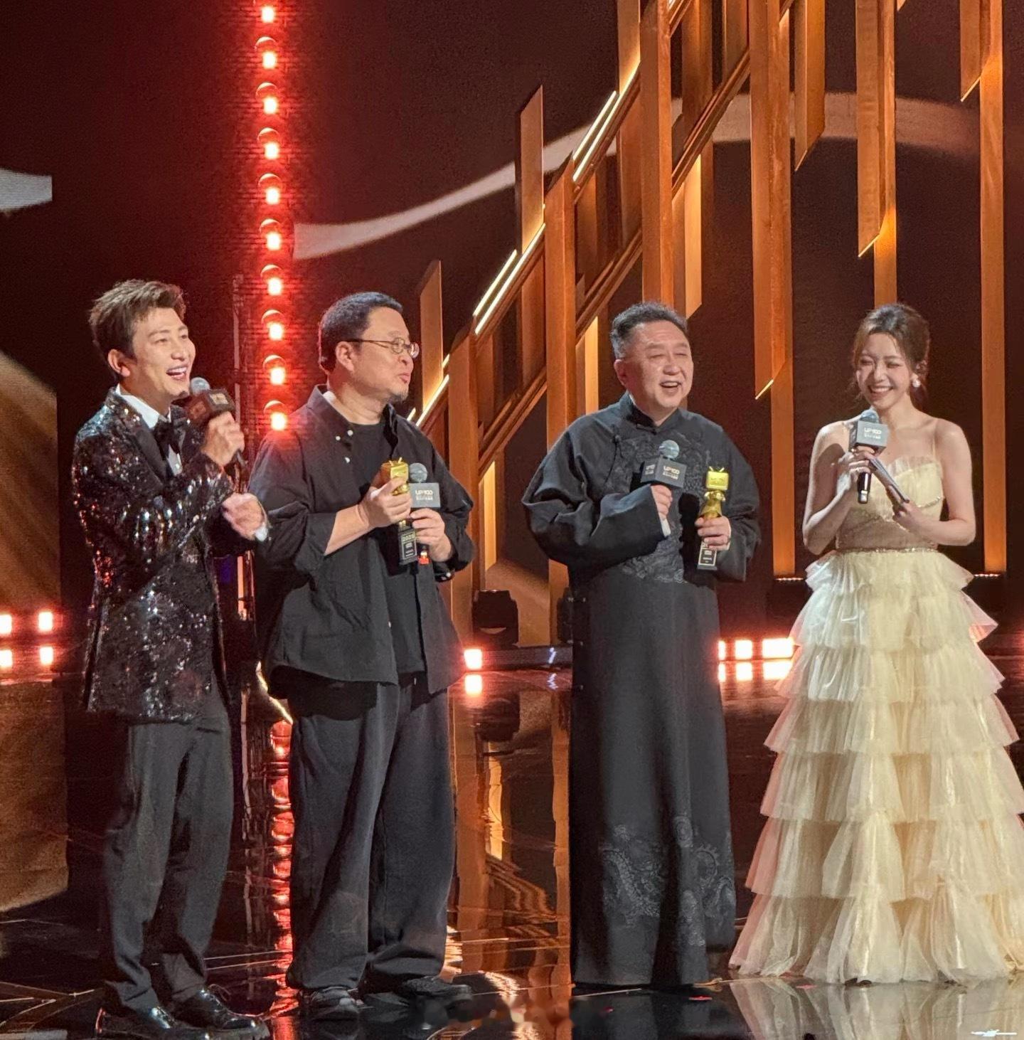 罗永浩奖杯断成两半奖杯掉地上之后：罗永浩获最佳新人奖：你们B站眼光怎么这么毒辣？