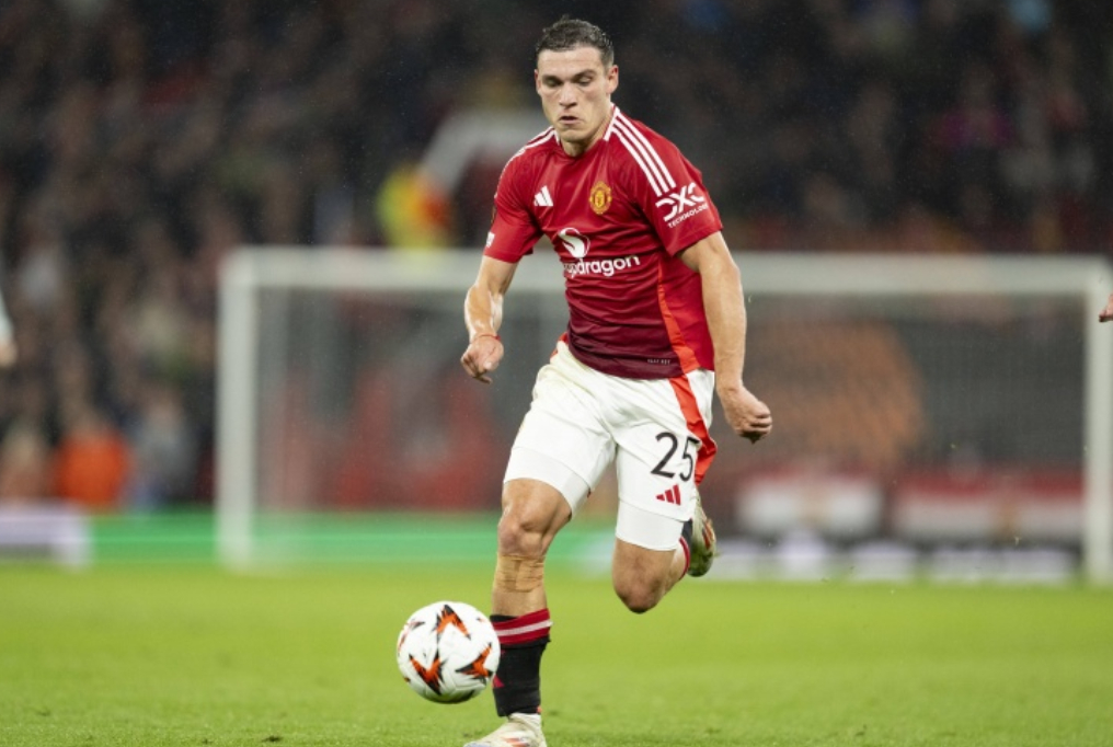 内维尔：乌加特可能离队 曼联需要后腰和一个卡里克类型的中场3月16日讯 加里·内