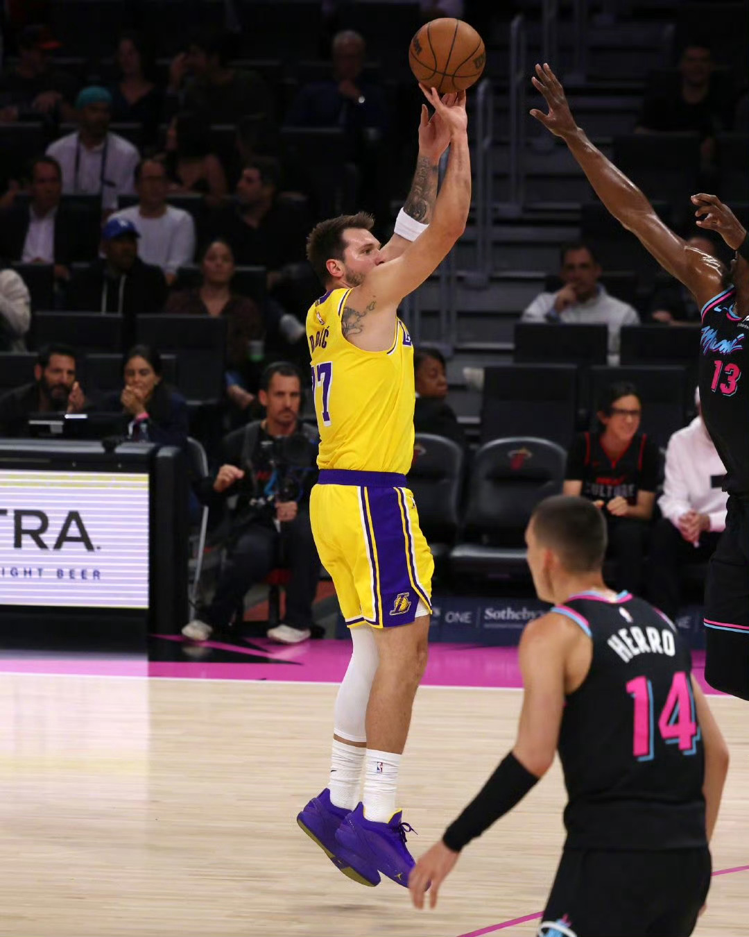 东契奇三节狂砍40分，詹姆斯7投全中，湖人单节净胜热火15分今日NBA常规赛，湖