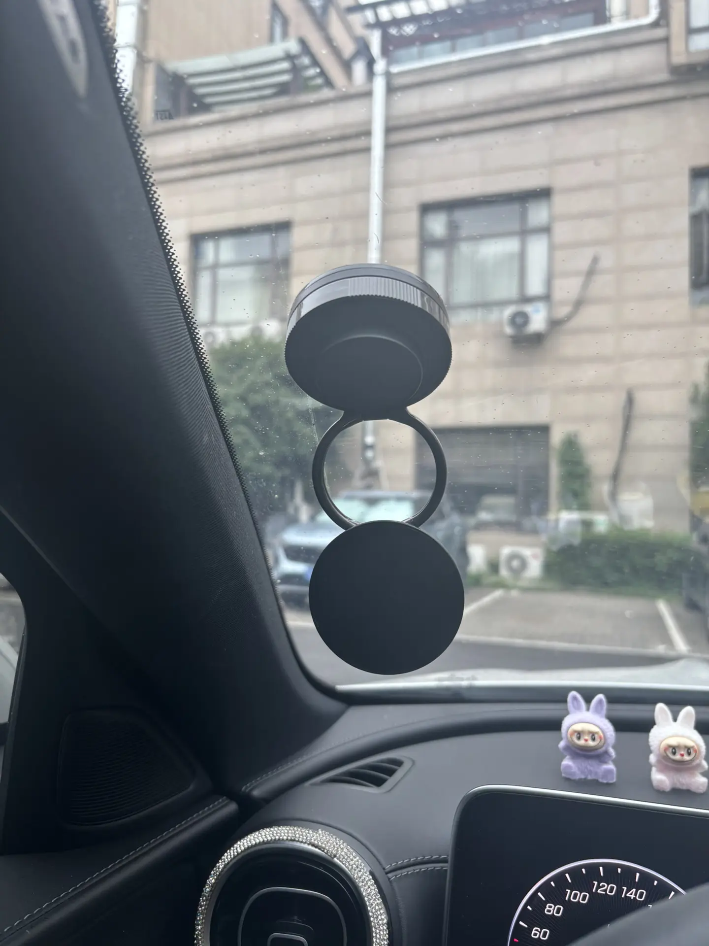 车内视频或者照片都是听到安全位置，有专业支架安全道路拍摄哦。我有安全意识啊。
