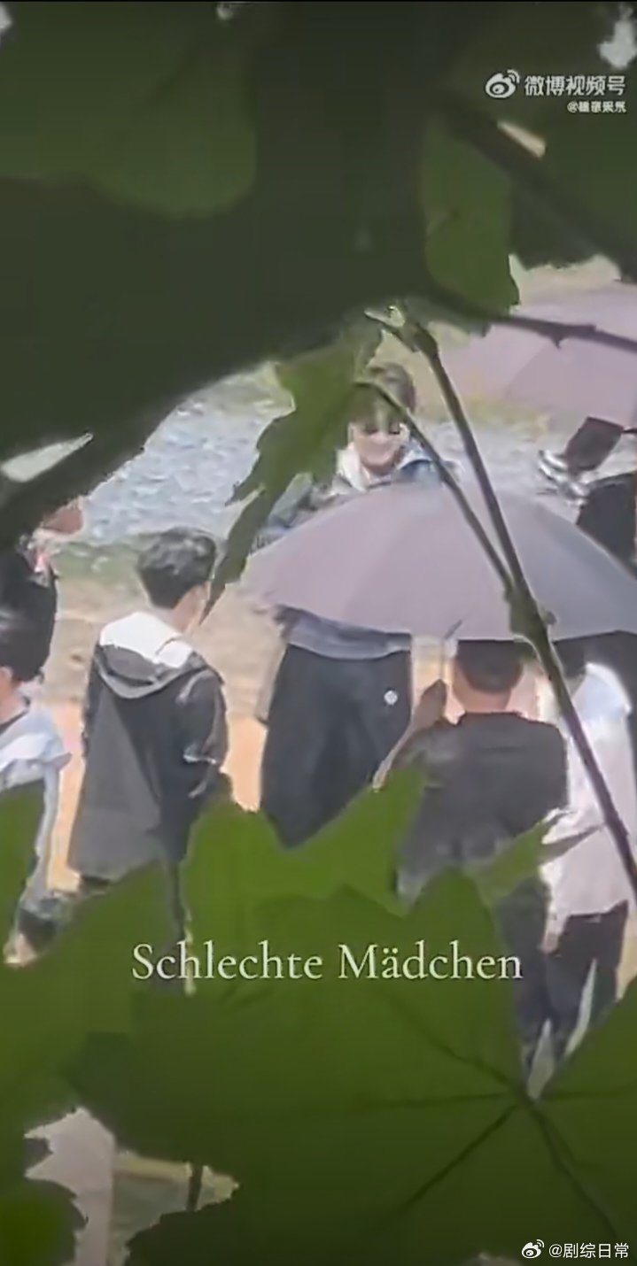 刘耀文举宋亚轩路透 队友后退、宋亚轩笑场，全场都在嗑这俩的氛围！ 