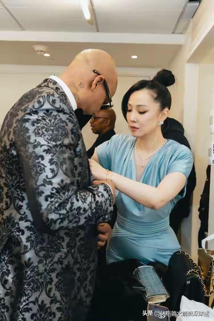 不知道为啥中国的女生会欣然的喜欢比她大很多的马布里。话说如果马布里美在中国打出名