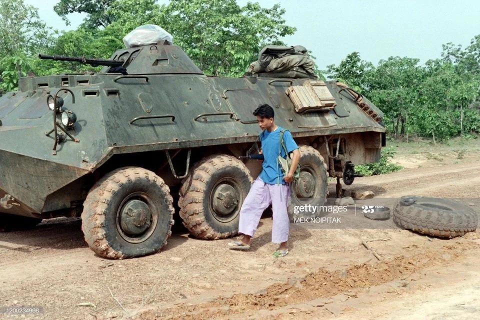 1990 年 4 月 9 日，一名反金边游击队员站在塔普拉亚泰和边境的一辆苏制武