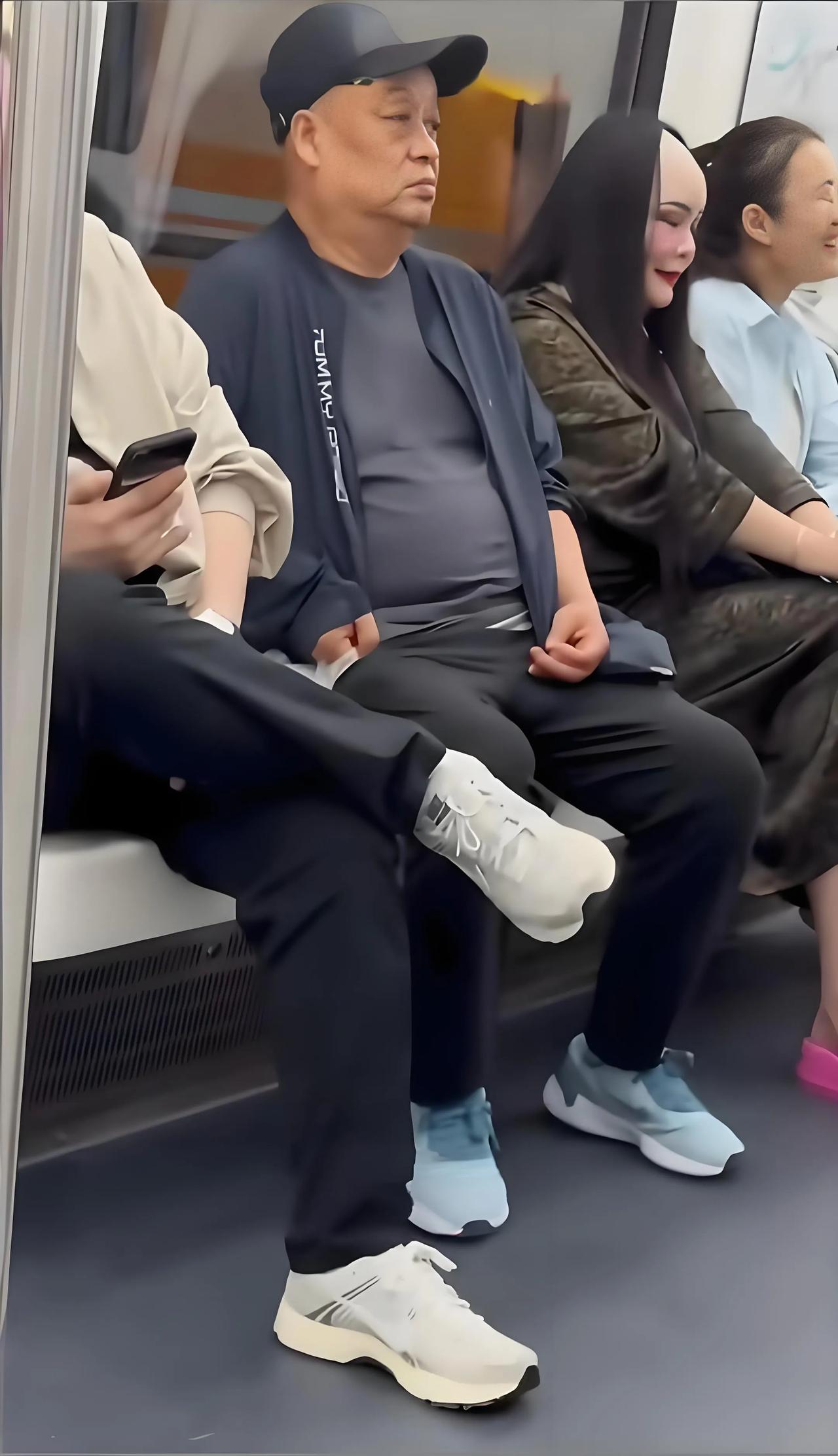 地铁上偶遇一位大姐，也不知道是不是戴的假发后移了还是咋回事？露出半个光头，化的妆