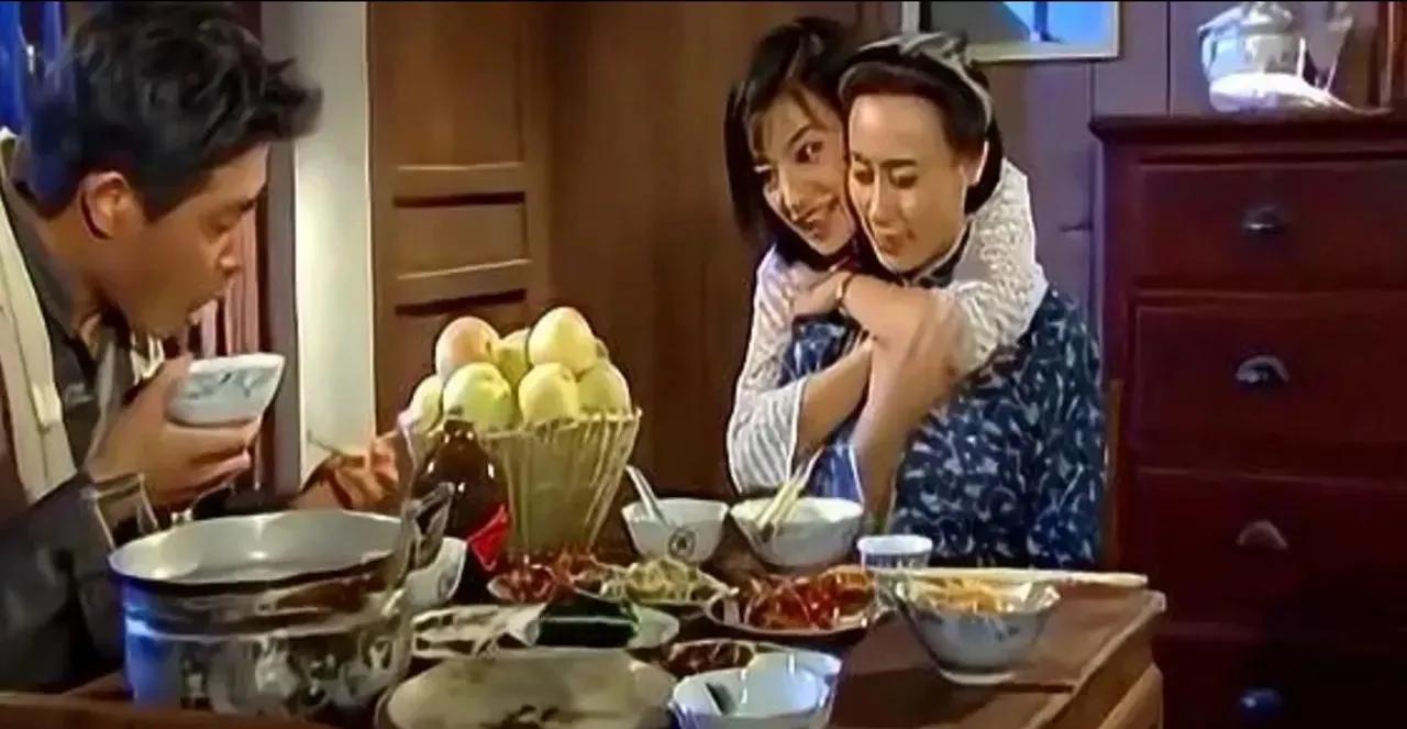 来看看情深深雨蒙蒙里，依萍家的伙食有多好！三个人，六菜一汤，而且除了黄瓜，其他都