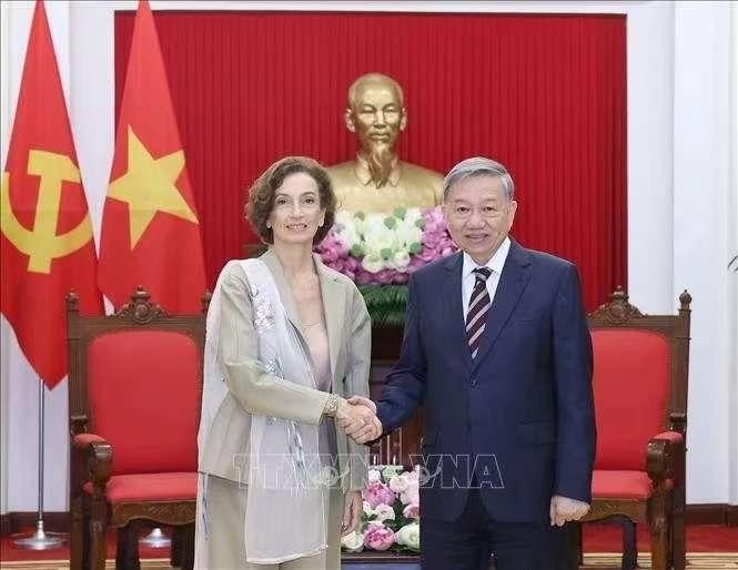 给予较高礼遇！苏林夫妇对联合国教科文组织总干事阿祖莱非常重视。

苏林正儿八经在